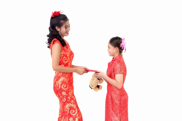 Mulher asiática dando envelopes vermelhos para crianças, celebrando chinês — Fotografia de Stock