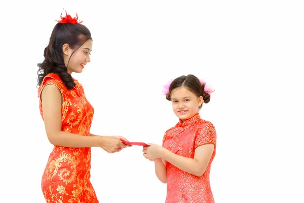中国語を祝う子供に赤い封筒を与えるアジアの女性 — ストック写真
