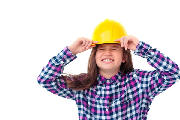 Divertente ingegnere ragazza con un casco giallo isolato su schienale bianco — Foto Stock