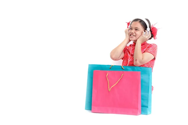 Menina feliz segurar sacos de compras no ano novo chinês — Fotografia de Stock