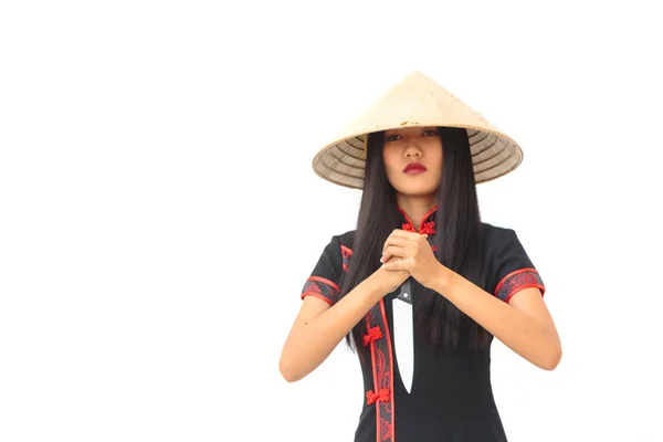 ナイフの分離をつかまってベトナム帽子のアジアの長い髪の女 — ストック写真