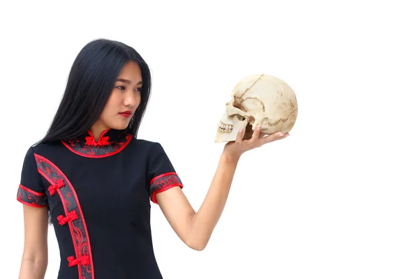 頭蓋骨とドレス伝統的なチャイナ ドレスで美しいアジア女性 — ストック写真