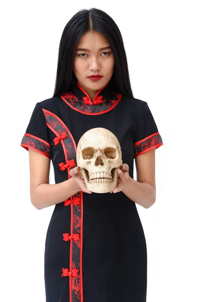 頭蓋骨とドレス伝統的なチャイナ ドレスで美しいアジア女性 — ストック写真