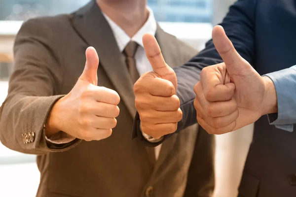 Nahaufnahme von Geschäftsleuten Team gibt Daumen hoch, Geschäft erfolgreich — Stockfoto