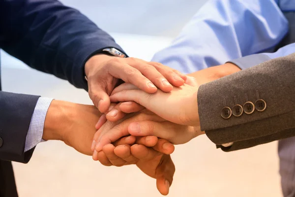 Geschäftsteam Hand in Hand, Teamwork-Konzept. — Stockfoto