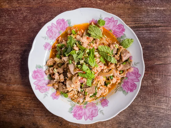 Pikantna mielona sałatka wieprzowa, mielona zacierka wieprzowa z pikantnym, tajskie jedzenie — Zdjęcie stockowe