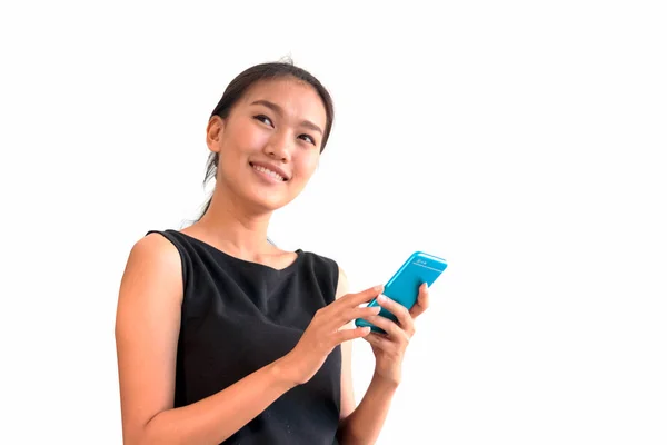 Asiática mulher de negócios usando um telefone inteligente e sorrindo — Fotografia de Stock
