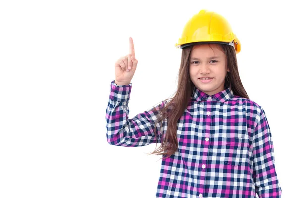 Bambina con un casco giallo che punta il dito verso l'alto isolare su w — Foto Stock