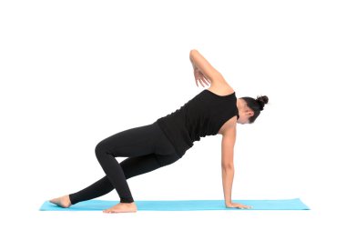 Yoga poz beyaz arka plan üzerinde pratik güzel Asyalı kadın