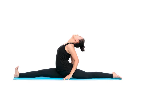 Belle femme asiatique pratiquant la pose de yoga sur fond blanc — Photo