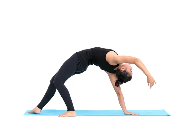 Belle femme asiatique pratiquant la pose de yoga sur fond blanc — Photo