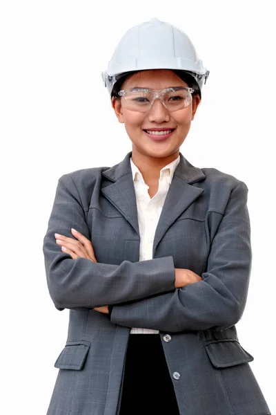 Ingenieurin mit weißem Helm steht mit Armkreuz auf — Stockfoto