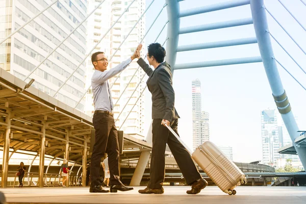 Smiling business man meeting and shake hands on city street — Fotografia de Stock