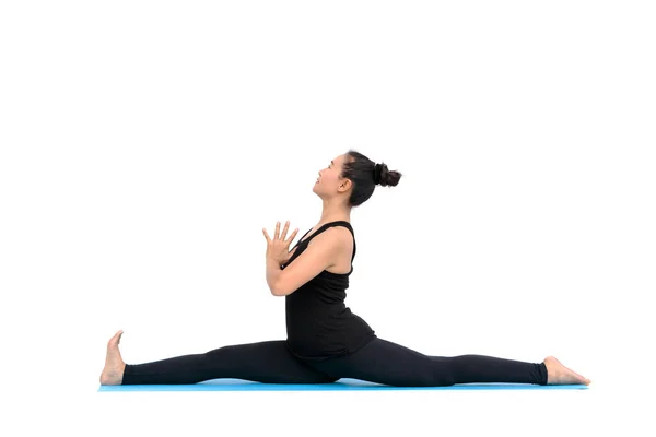 Bella donna asiatica praticare yoga posa su sfondo bianco — Foto Stock