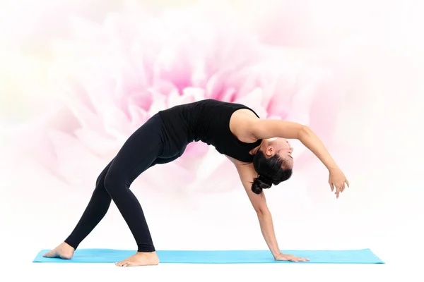 Yoga çiçek arka plan üzerinde poz güzel Asyalı kadın — Stok fotoğraf