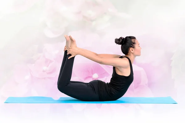 Vacker asiatisk kvinna poserar yoga på blomma bakgrund — Stockfoto