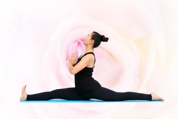 Hermosa mujer asiática posando yoga sobre fondo de flores —  Fotos de Stock