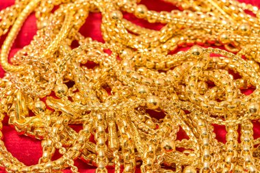 Grup kırmızı zemin üzerine birçok tasarım altın takı