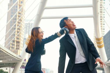 Boks eldivenleri comp giyen takım elbise üniformalı Asya iş adamları