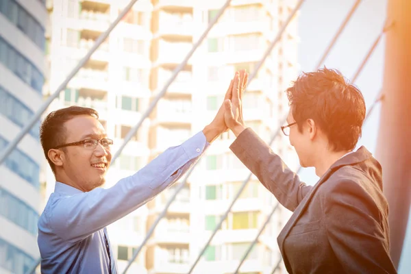 Handshake gestikulerande business folk anslutning deal konceptet s — Stockfoto