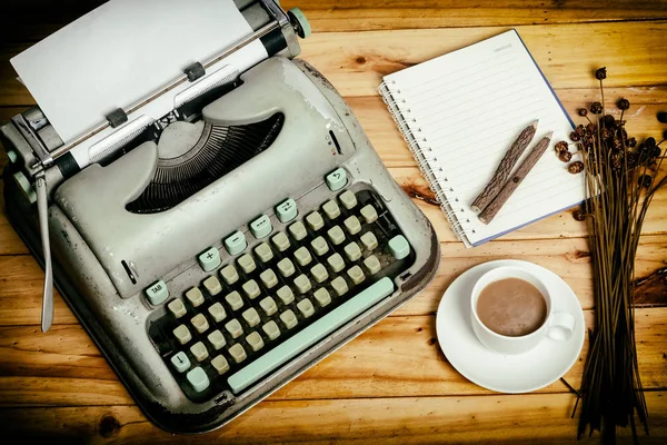 Крупный план старой пишущей машинки с бумагой, винтажный стиль — стоковое фото
