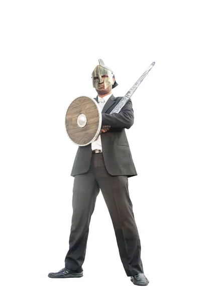 Бизнесмен с рыцарским мечом в маске и щитом — стоковое фото