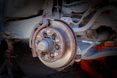 Araba tekerlek ve Asansör olmadan yukarı Hidrolik tarafından lastik temsilcisi bekliyor