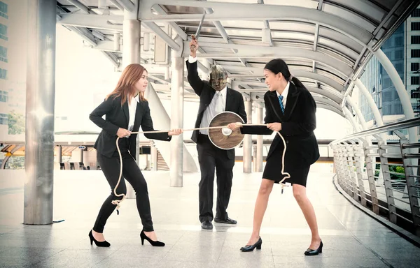 Tug of War employés de bureau femmes d'affaires succès bataille — Photo