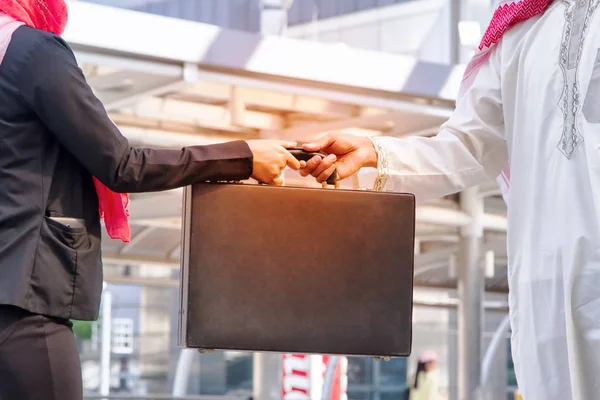 Homme d'affaires donner la valise à une femme d'affaires — Photo