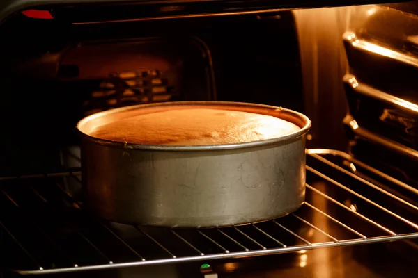 Double layer cake in hot oven ,homemade bake — Stock Photo, Image