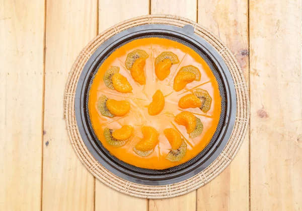 Tort pomarańczowy na drewnianej tablicy — Zdjęcie stockowe