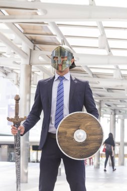 Maskeli Knight kılıç ve kalkan işadamı