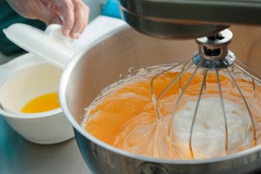 Bir pasta yapmak için Şef Kırbaçlanan krem hazırlama