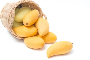 Beyaz bir arka plan üzerinde izole sarı mango sepeti,