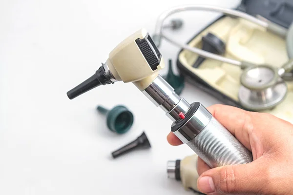 Otoscope, lékařské přístroje na bílém pozadí. — Stock fotografie