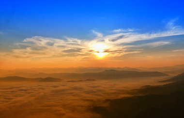 Yaz manzara, sunrise dağlarda 