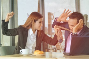 İşyeri, öfkeli patron ve işçi