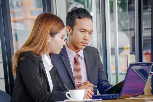 Geschäftsleute arbeiten im modernen Büro mit Laptop — Stockfoto