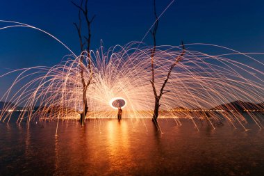 Ring of fire gölde hala ışık ahşap