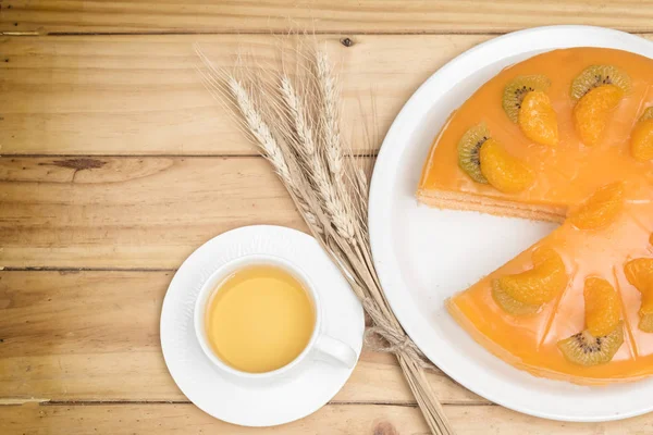 Bolo de laranja na mesa de madeira, padaria caseira — Fotografia de Stock