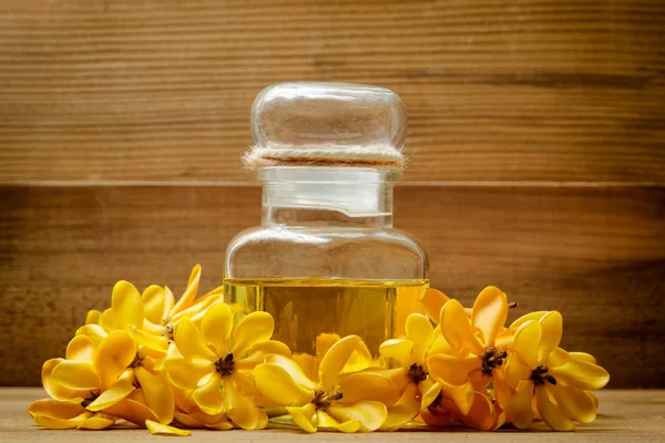 Óleo essencial com flores de gardênia amarela de massagem de aroma — Fotografia de Stock