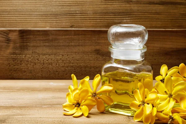 Essential oil with yellow gardenia flowers for aroma massage — Stock Photo, Image