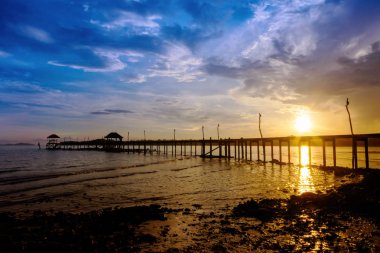 Koh Kood, Trat, Thail gün batımında arasında denize ormanlık Köprüsü