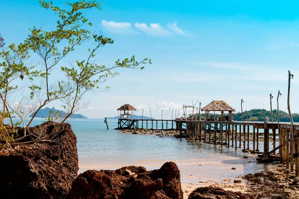 Pont boisé vers la mer entre le lever du soleil à Koh Kood, Trat, Thaïlande — Photo