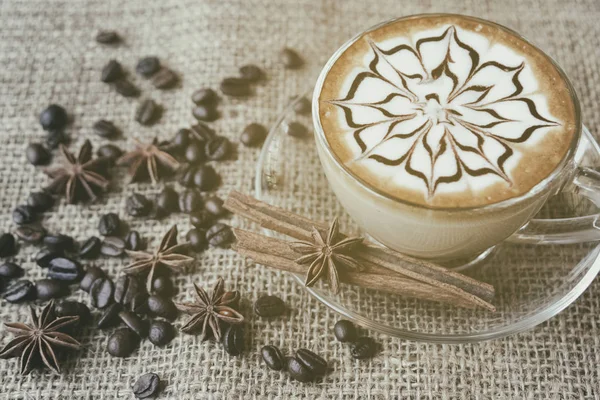 Coffee cup and coffee beans on wooden background. — Stock Photo, Image