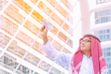 Kağıt Uçak ile Arap iş adamı. Neşeli Arap işadamı 