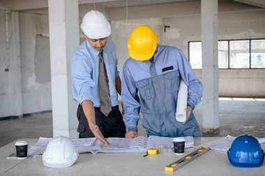 mühendisleri oturup foreman inşaat planı ile çalışma