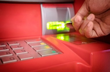 Banka makinesine para çekmek için ATM kartı yerleştiriliyor