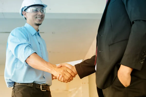 Confianza hombre de negocios estrechando la mano para sellar un acuerdo con el motor — Foto de Stock