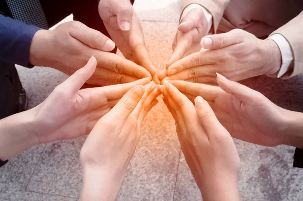 Grupp av företagare håller hand montera samhörighet — Stockfoto